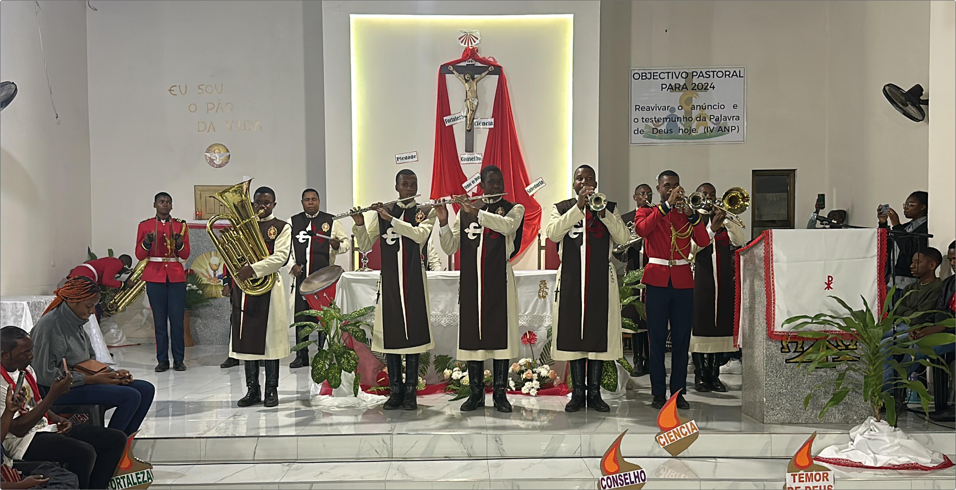 Cerimônia religiosa com altar decorado