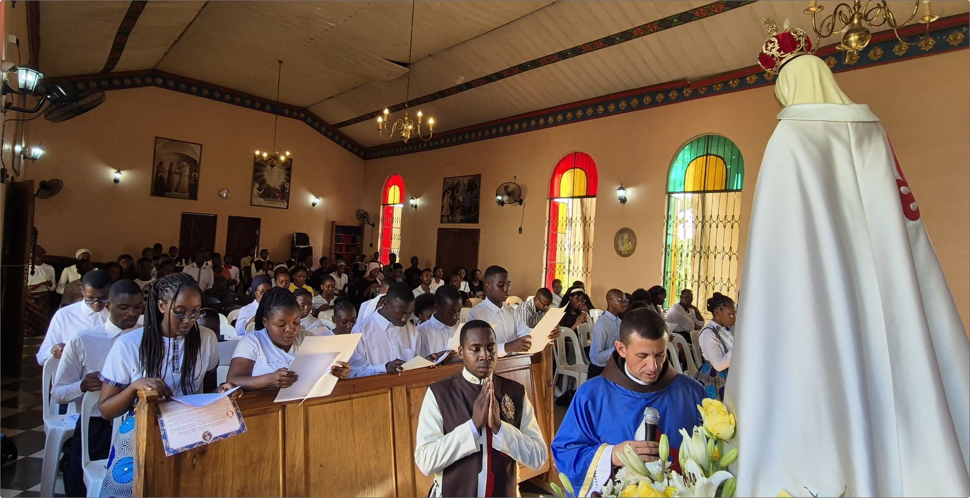 Cerimônia religiosa com altar decorado